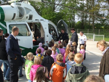 Die Kinder durften sich den Polizeihubschrauber anschauen.