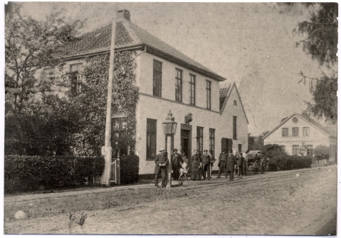 Haus Averdam auf einer vor 1890 entstandenen Aufnahme: In der Bildmitte stehen Dr. Averdam und seine Ehefrau vor ihrem Heim, zusammen mit anderen Personen. Bild: Stadtarchiv Westerstede.