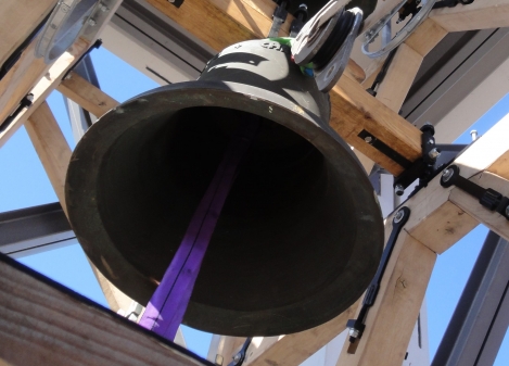Eine der beiden kleineren Glocken im Turm der  Herz Jesu-Kirche in Westerstede. An Karfreitag wird allerdings traditionell auf Glockengeläut verzichtet.