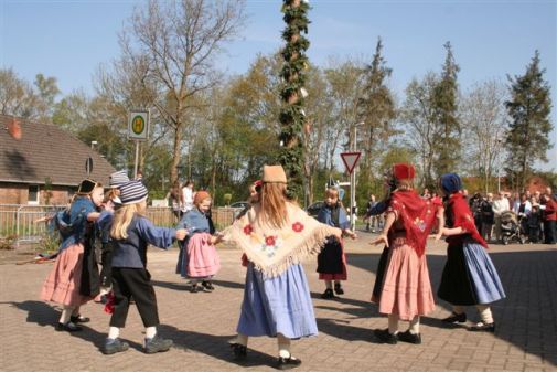 Tanz um den Maibaum