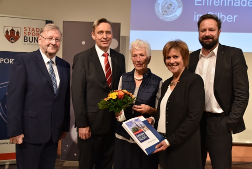Gisela Hesse (Mitte) wurde mit der silbernen Ehrennadel ausgezeichnet