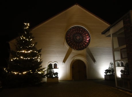 Ansicht der Westersteder Herz-Jesu-Kirche in der Adventszeit 2016. Auch in diesem Jahr haben fleißige Helfer wieder den Vorplatz der Kirche mit einem Weihnachtsbaum geschmückt.