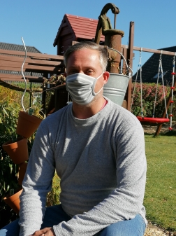 Maske im Garten? Eindeutig nicht sinnvoll..