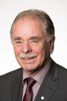 Der Ofener Wolfgang Mickelat war vielfältig ehrenamtlich tätig.  Im Juli 2021 wurde er für 40-jährige ununterbrochene ehrenamtliche Mitgliedschaft im Ammerländer Kreistag geehrt.