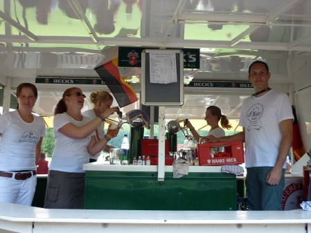 Schicke Outfits bei der Arbeit im Bierwagen