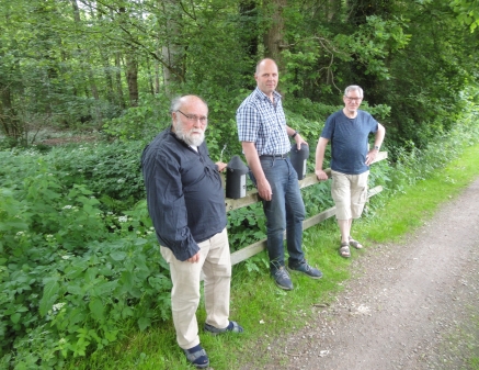 Jens Siems (Mitte) präsentiert zusammen mit Helmuth Philipp (li.) und Menno Saathoff  von der NABU-Gruppe Westerstede zwei der neuen Fledermaushöhlen. Bild Rickels.