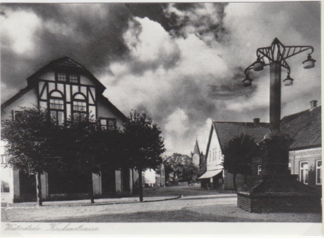 Westerstede, Kirchenstraße, 1928, alte Schwarz-Weiß-Postkarte. Bild: Stadtarchiv Westerstede.