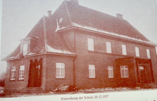 Die Schule bei der Einweihung 1927