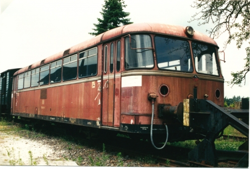 Museumseisenbahn Ammerland-Saterland, ehemaliger Triebwagen der Bundesbahn vor der Renovierung und Neubeschriftung (1997). Das Bild stammt aus dem Stadtarchiv Westerstede.