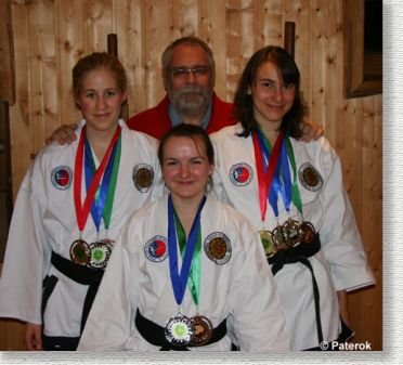 Cheftrainer und Großmeister Jürgen Paterok mit dem Synchron-Team