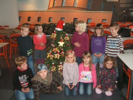 Kindergarten Thienkamp schmückt Weihnachtsbaum