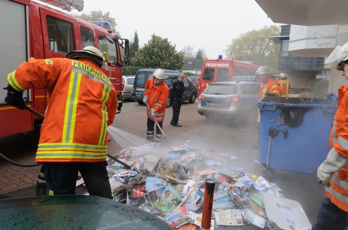Vorsorglich setzte die Freiwillige Feuerwehr Rastede Container und Inhalt unter Wasser