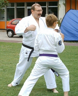 Das Bild zeigt Renshi Peter Kluß bei der wichtigsten Arbeit im Verband. Der Nachwuchsarbeit.