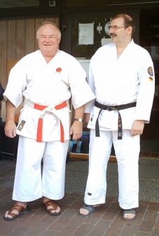 Das Bild zeigt kurz vor den Prüfungen Geoff Benoy Belgien und Peter Kluß Husbäke.