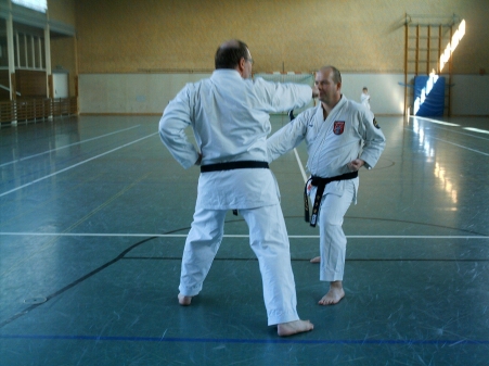 Das Bild zeigt Thomas Johannsen (rechts) und Renshi Peter Kluß (links) 