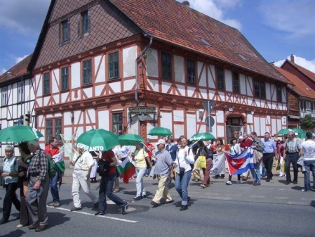 Esperantisten beim Festumzug in Herberg
