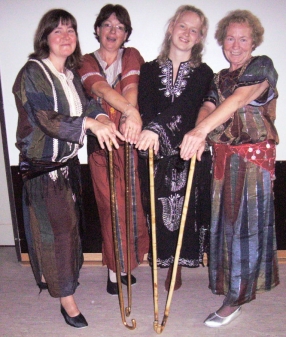 einige der Frauen aus der Montags-Gruppe mit einem traditionellen orientalischen Stocktanz aus Ägypten