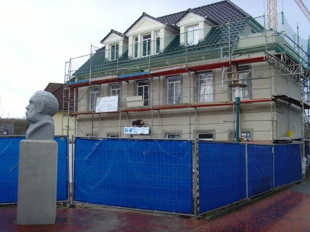 Noch mit hohem Bauzaun umgeben - das Schüssler-Haus an der Peterstraße