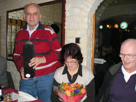 Arnold Buchholz (li) und seine Frau Elfriede (Mitte) überreichte Hans-Günter Hanau kleine Aufmerksamkeiten