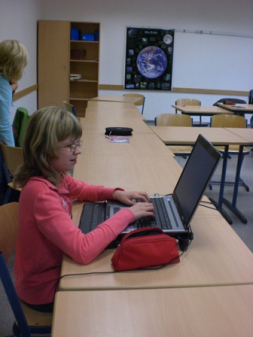 Christin Dickmann bei der Arbeit am Computer