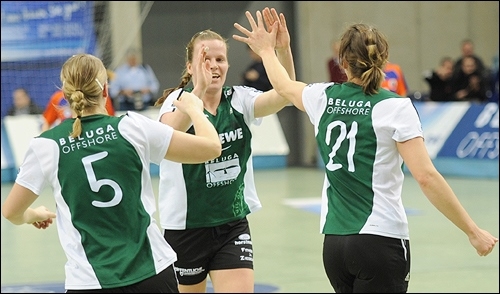 Klarer Einzug ins Viertelfinale im EHF-Pokal: Kim Birke (Nr. 5), Wiebke Kethorn, Angie Geschke (Nr. 21) 