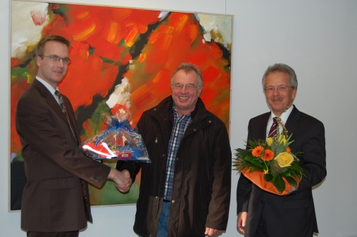 Kundenberater Jens Ehlers (links) und Prokurist Uwe Fichtner (rechts) überbrachten die frohe Botschaft an Ralf Kohfeldt