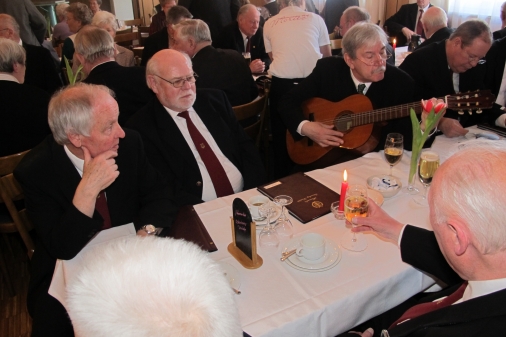 Rainer Hamacher mit Gitarre