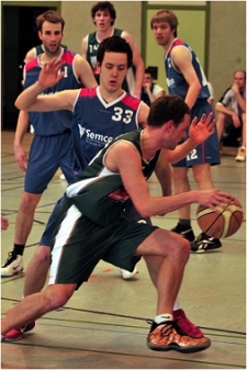 War gegen den VfL Rastede auf dem Weg zum Korb nur schwer zu stoppen: Topscorer Reint Janssen (23 Punkte)