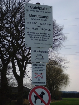Was bedeutet das Untere der Schilder?