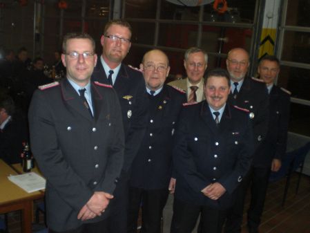 v.l.: stellvertr. Ortsbrandmeister Torsten Siehlmann, Michael Siehlmann, Heino Leonhard, Bürgermeister Hans-Otto Ulken, Ortsbrandmeister Mario Borchers, Gemeindebrandmeister Manfred Weiß, Kreisbrandmeister Johann Westendorf