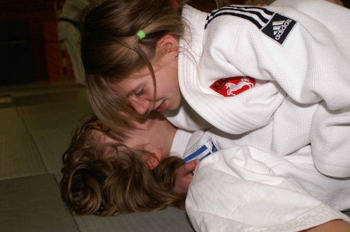 Svenja Kloß hier im Bodenkampf mit Judith Kunze beim Hamme-Pokal-Turnier