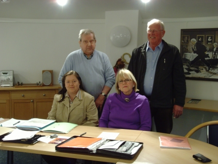 Der Vorstand des SoVD, v.l. Petra Berekoven, Marie-Luise Rosche`, stehend v.l. Manfred Auricht, Dierk Schröder