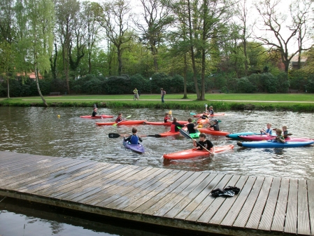 Kanukinder am Bootshaus