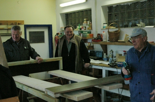 Wilfried Helmke, Manfred Brunken und Günther Buhr arbeiten am  Bühnebild; Foto H.J. Unbehau