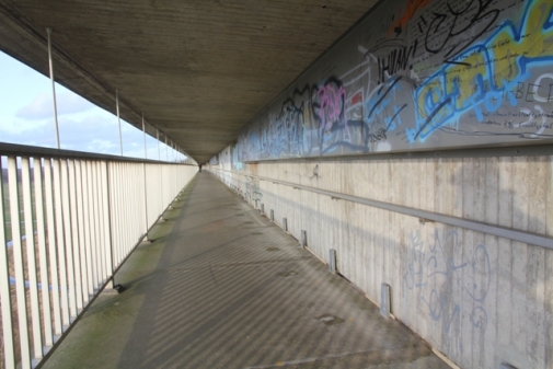 Der Fußweg über die Huntebrücke gehört zur Route rund um Oldenburg. Von hier hat man einen herrlichen Blick auf Oldenburg - wenn die Sonne scheint