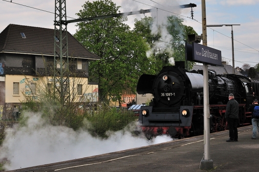 Bereits im DB Bahnhof Bochum-Dahlhausen erwartete uns ein dampfgeführter Personenzug