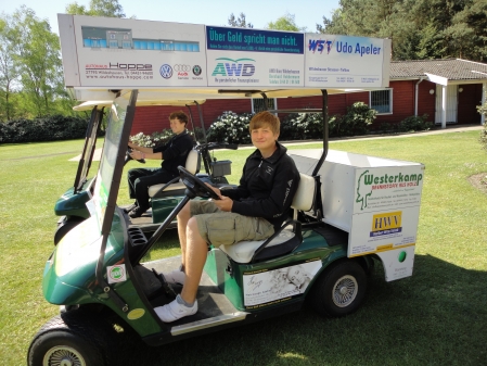 Tim und Rik zeigten den Interessierten den Golfplatz