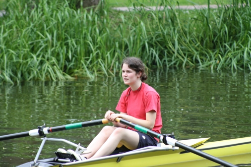 Franziska im Rennboot