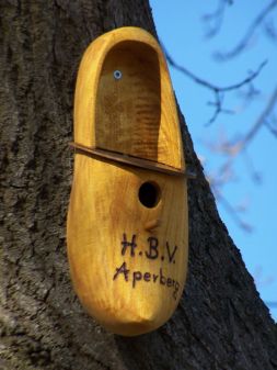 Holzschuh als Nistkasten