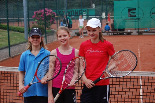 Erfolgreich gegen Bad Zwischenahn: C Juniorinnen mit Sophie Schlüter, Paula Eiting und Mira Drevs (v.l.n.r.)