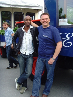 Stefan Pfeiffer mit Yared Dibaba vor seinem Zug
