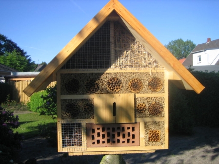 Hier ein kompaktes Insektenhotel