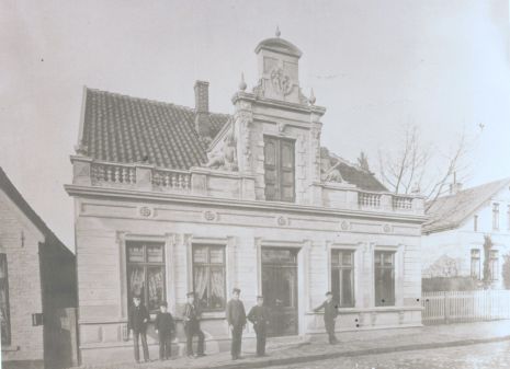 Haus Nr.18, mit dem verzierten Giebel