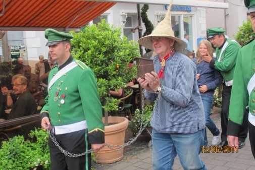 Ein Gefangener wird durch die Straßen geführt