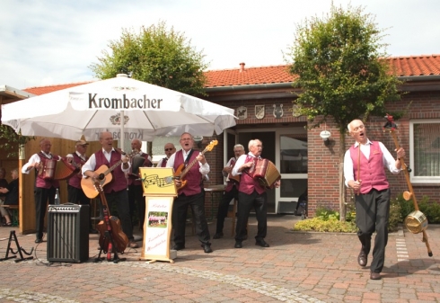 Die `Bokeler Feierabendmusikanten` in Aktion