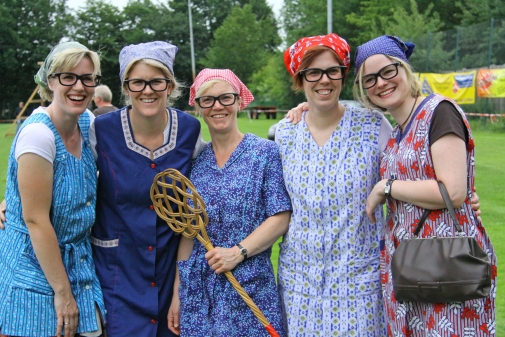 Die fünf Damen in Kittelschürzen haben im Bett ein wahnsinniges Tempo drauf. (Bild: Rainer Stolle)