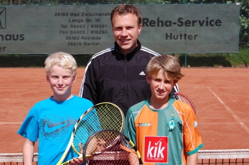 Meister mit den BJunioren: Kai Gerken und Simon Bock mit Trainer Mark Gröber
