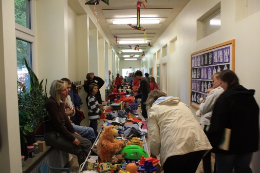 Bei Regen zieht der Flohmarkt in die Schule