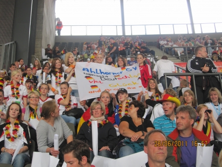 Bild im Stadion mit Plakat