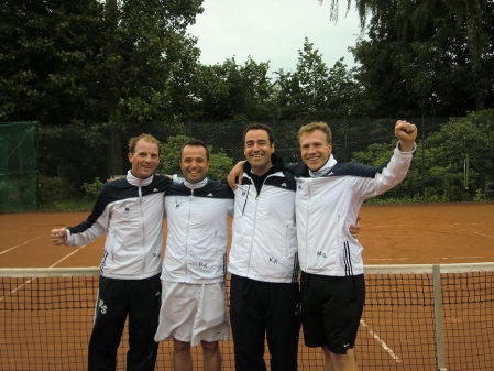 Freude nach den Siegen im Einzel ? Rainer Stolle, Ronald Kehr, Klaus Filoda und Mark Gröber